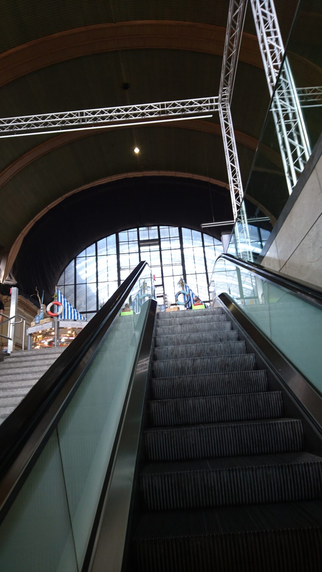 フランクフルト駅内エスカレーター